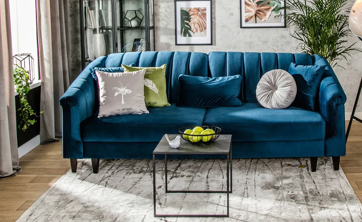 Jakie dodatki do granatowej kanapy, aby uniknąć nudnego wnętrza?