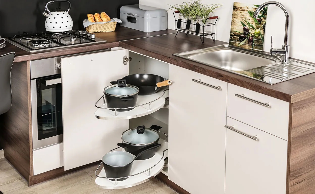 Jak uporządkować szafki w kuchni, by zyskać więcej przestrzeni i funkcjonalności