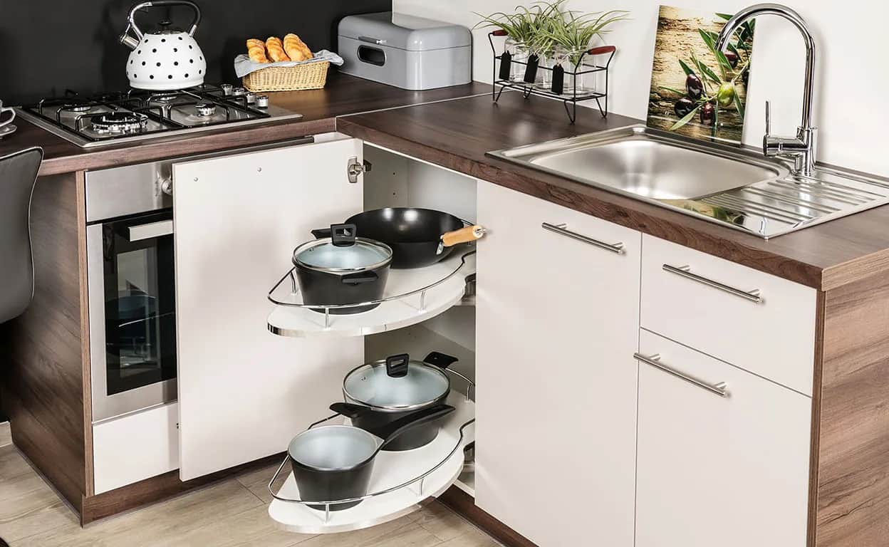 Jak uporządkować szafki w kuchni, by zyskać więcej przestrzeni i funkcjonalności