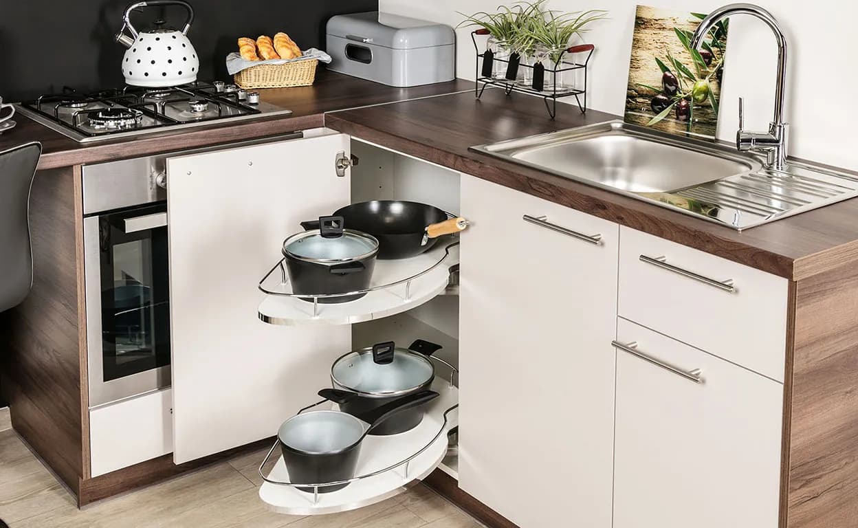 Jak uporządkować szafki w kuchni, by zyskać więcej przestrzeni i funkcjonalności