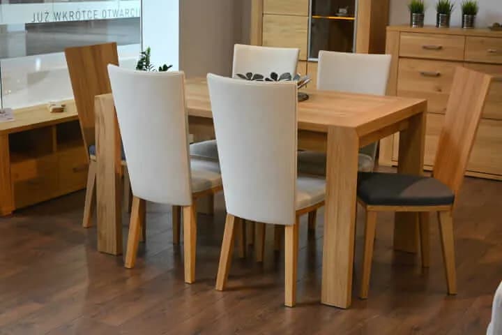 Ile cm na osobę przy stole? Odpowiednia szerokość dla komfortu