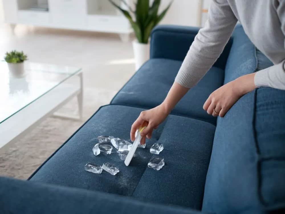 Skuteczne sposoby na usunięcie gumy do żucia z kanapy bez szkody