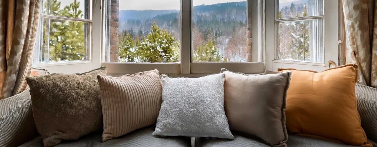 Jak układać poduszki na kanapie, aby stworzyć przytulną przestrzeń