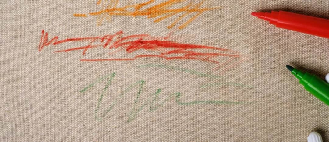 Jak sprać długopis z kanapy - skuteczne metody na uporczywe plamy