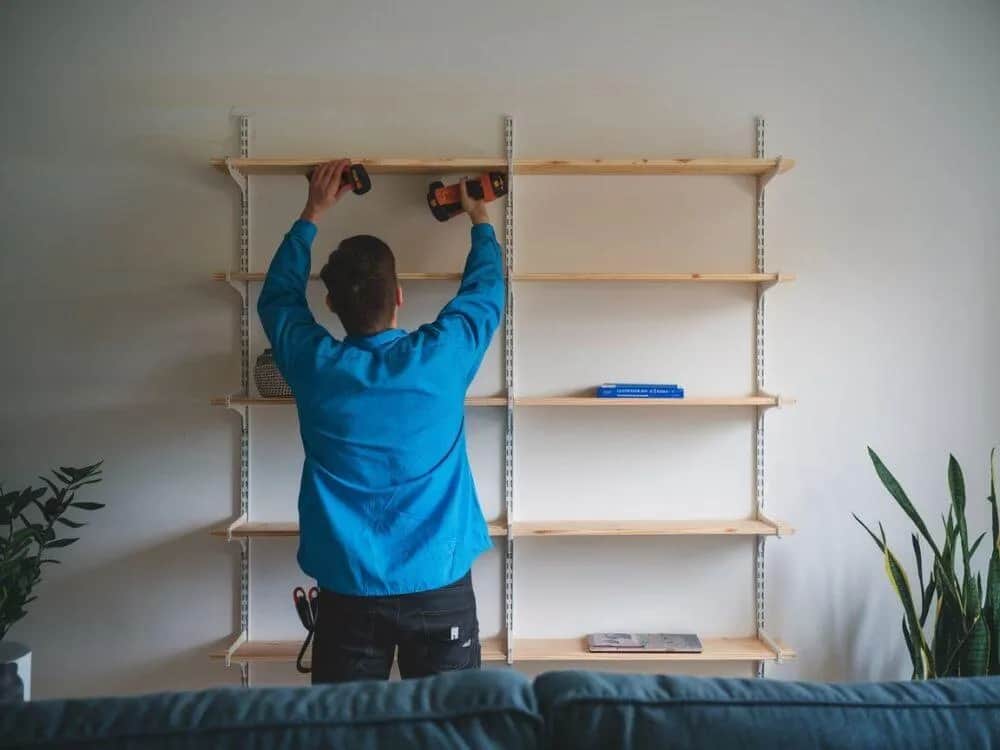 Jak przymocować regał do ściany - uniknij niebezpieczeństwa i błędów