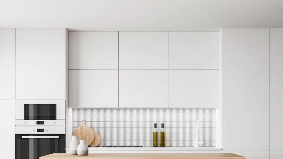 Jak wyregulować szafki kuchenne wiszące, by uniknąć krzywizn i problemów