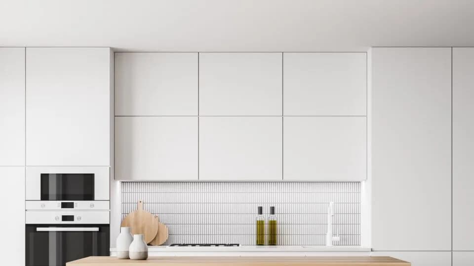 Jak wyregulować szafki kuchenne wiszące, by uniknąć krzywizn i problemów