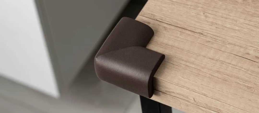 Jak zabezpieczyć rogi stołu przed dzieckiem, aby uniknąć urazów