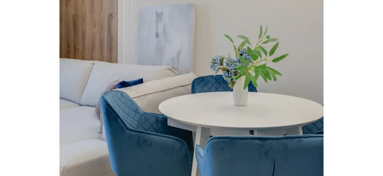 Ile miejsca zajmuje stół z krzesłami? Odkryj idealne wymiary dla swojego wnętrza