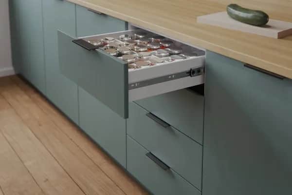 Jakie zawiasy do szafek kuchennych wybrać, aby uniknąć problemów?