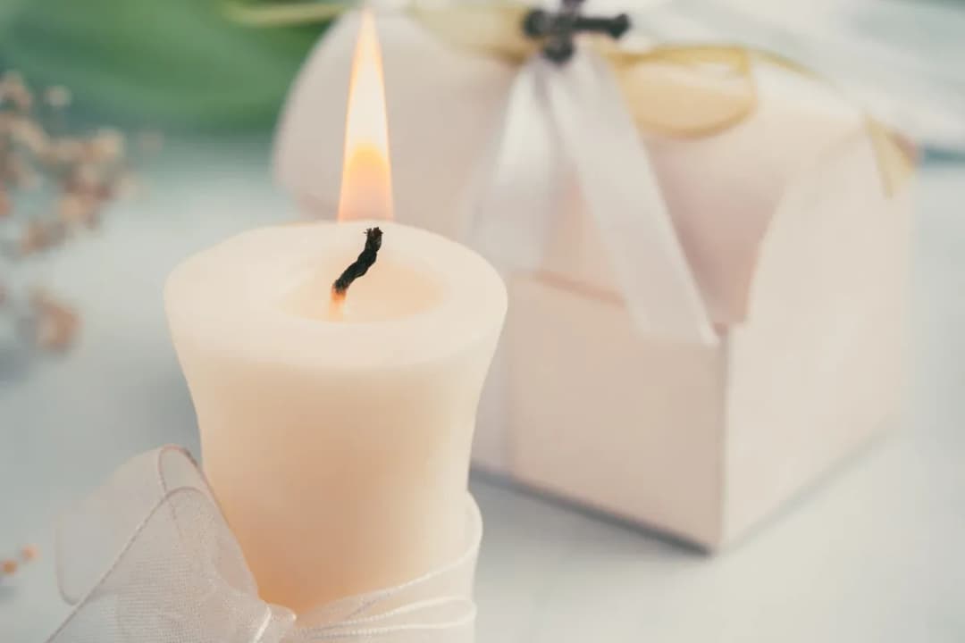 Jak ozdobić stół na komunię: eleganckie pomysły, które zachwycą