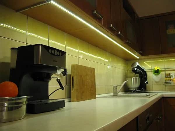 Jak zrobić oświetlenie pod szafkami w kuchni - łatwe i tanie sposoby