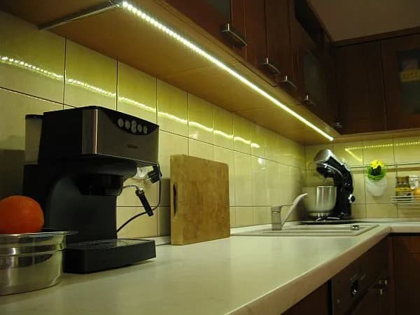 Jak zrobić oświetlenie pod szafkami w kuchni - łatwe i tanie sposoby