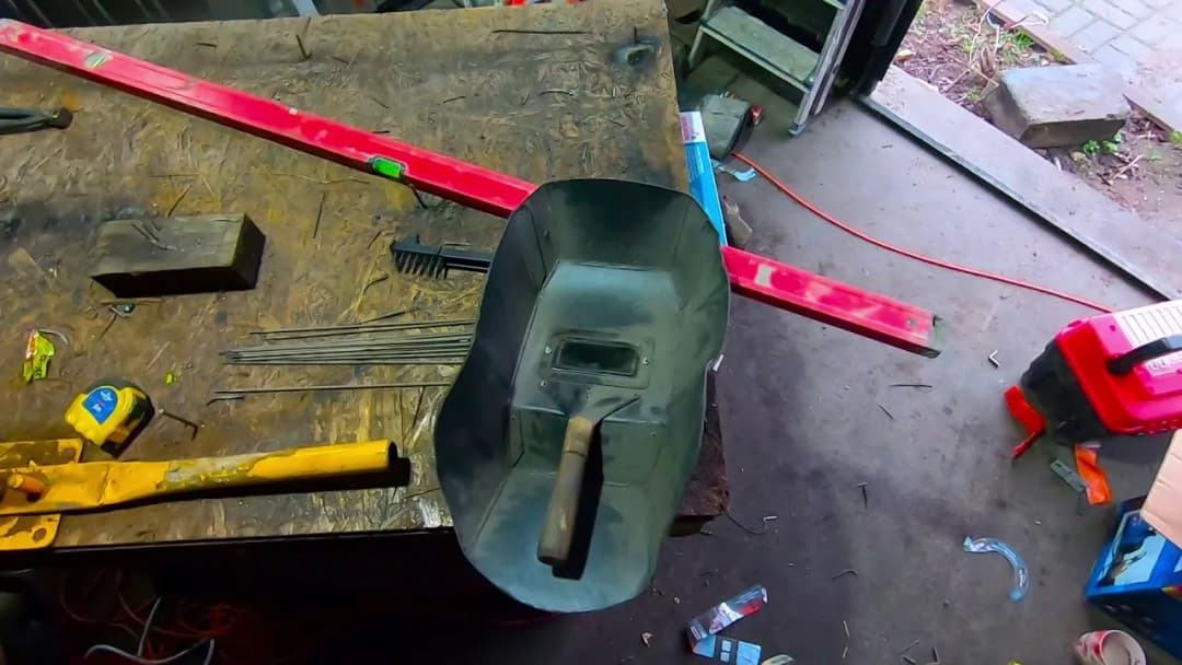 Jak zrobić regał do garażu metalowy - proste kroki i materiały