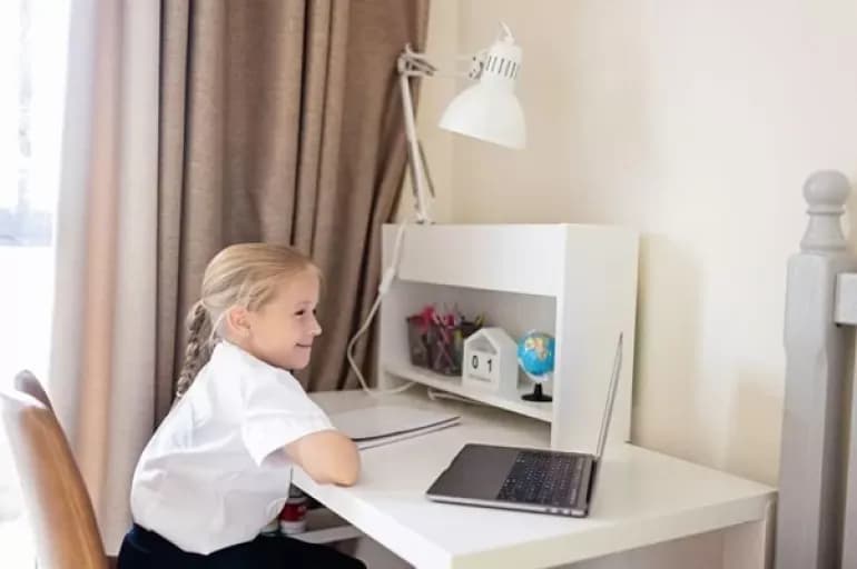 Jakie krzesło do biurka dla dziecka bez kółek zapewni bezpieczeństwo?