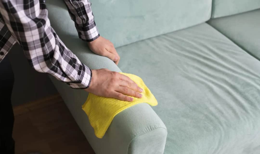 Jak usunąć krew z kanapy? Skuteczne metody na trudne plamy