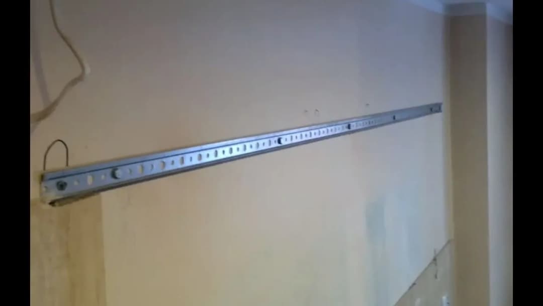 Jak zamocować szafkę wiszącą bez błędów - proste kroki i porady