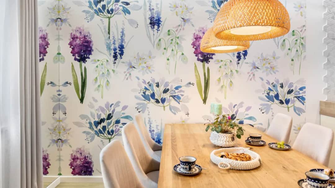 Co powiesić nad stołem w salonie, by odmienić wnętrze i styl?