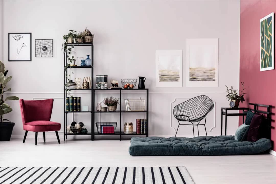 Co postawić na regale w salonie, aby dodać mu wyjątkowego stylu
