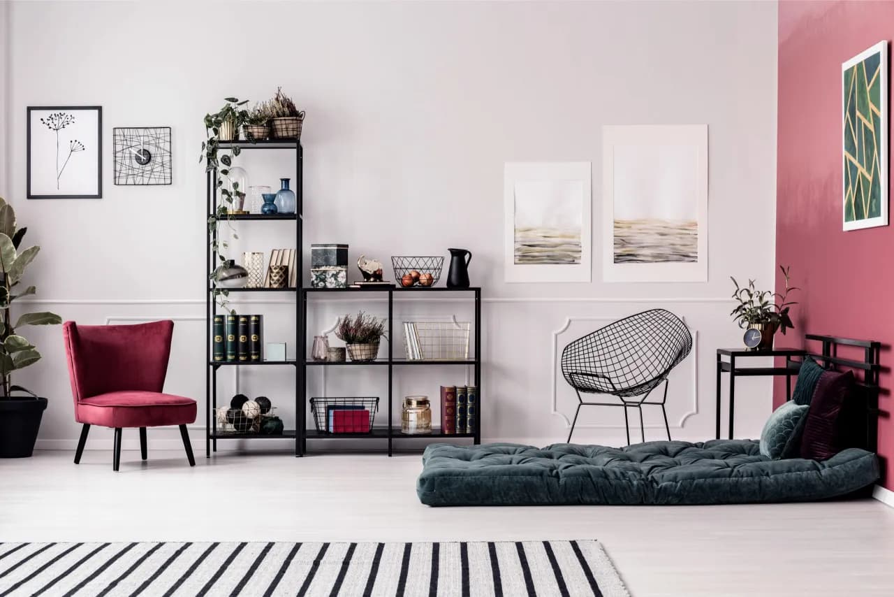 Co postawić na regale w salonie, aby dodać mu wyjątkowego stylu