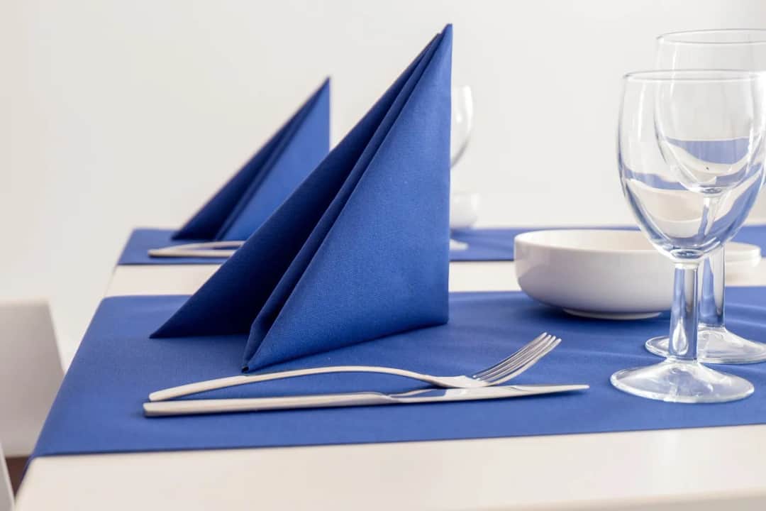 Jak udekorować stół na 25 rocznicę ślubu - inspiracje i pomysły na elegancką aranżację